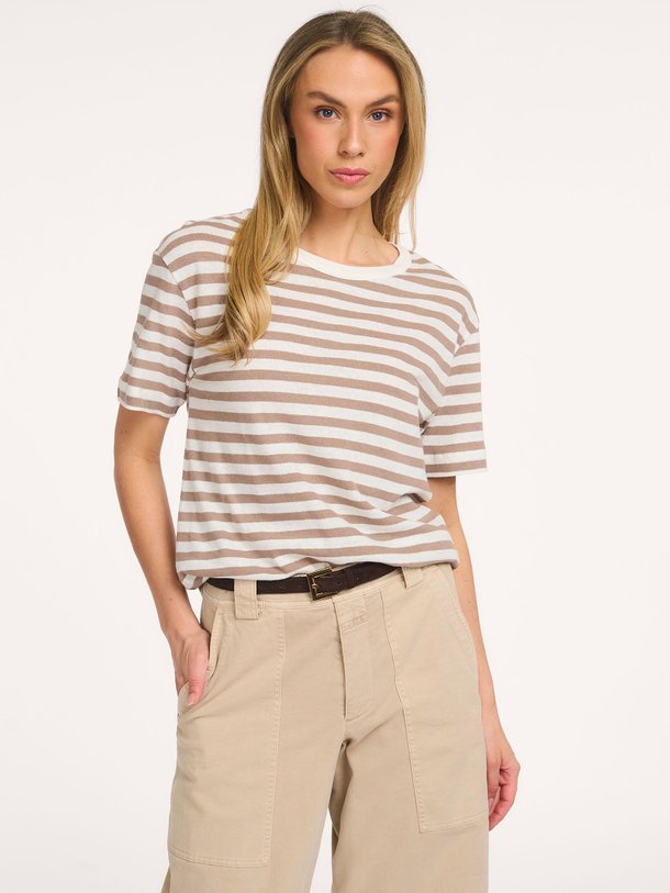 Ontdek de M611 katoen/linnenmix gestreept T-shirt van Majestic Filatures in de kleur Lichtbruin bij Orangebag. Op werkdagen voor 21:45 besteld, morgen in huis.