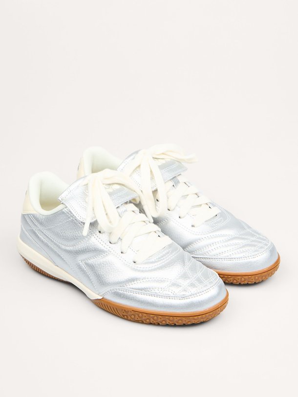 Ontdek de Gold Indoor lederen metallic sneakers van Diadora in de kleur Zilverkleur bij Orangebag. Op werkdagen voor 21:45 besteld, morgen in huis.