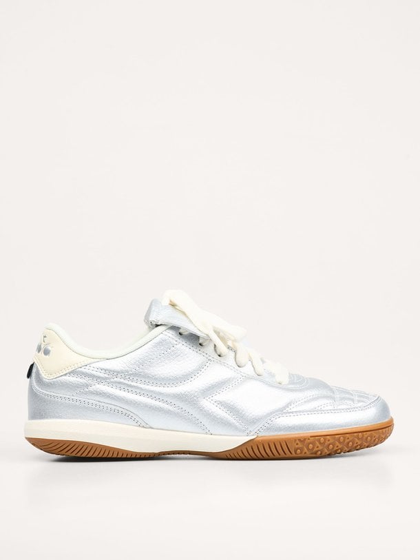 Ontdek de Gold Indoor lederen metallic sneakers van Diadora in de kleur Zilverkleur bij Orangebag. Op werkdagen voor 21:45 besteld, morgen in huis.