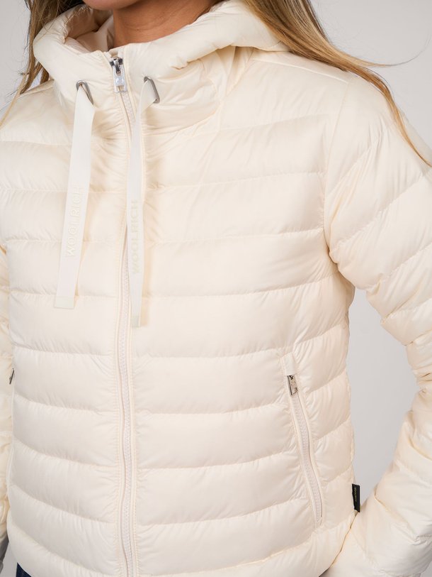 Ontdek de Geweven gewatteerd jack van Woolrich in de kleur off-white bij Orangebag. Op werkdagen voor 21:45 besteld, morgen in huis.