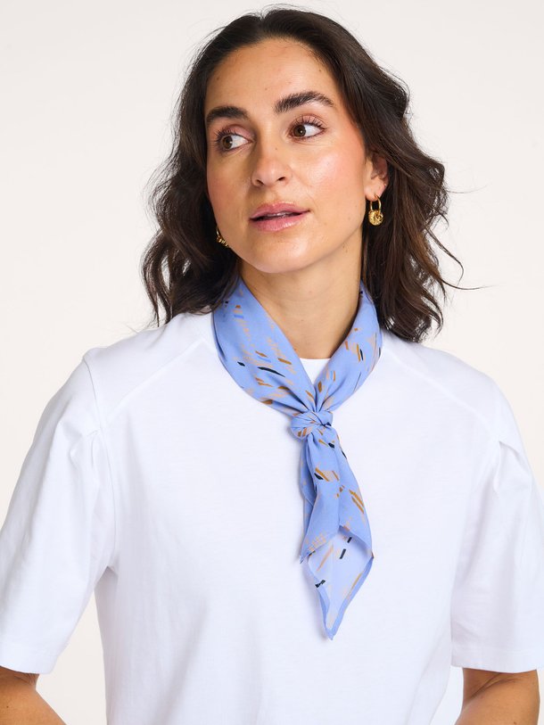 Ontdek de Scarvi viscose sjaal met dessin van Sessun in de kleur Lichtblauw bij Orangebag. Op werkdagen voor 21:45 besteld, morgen in huis.