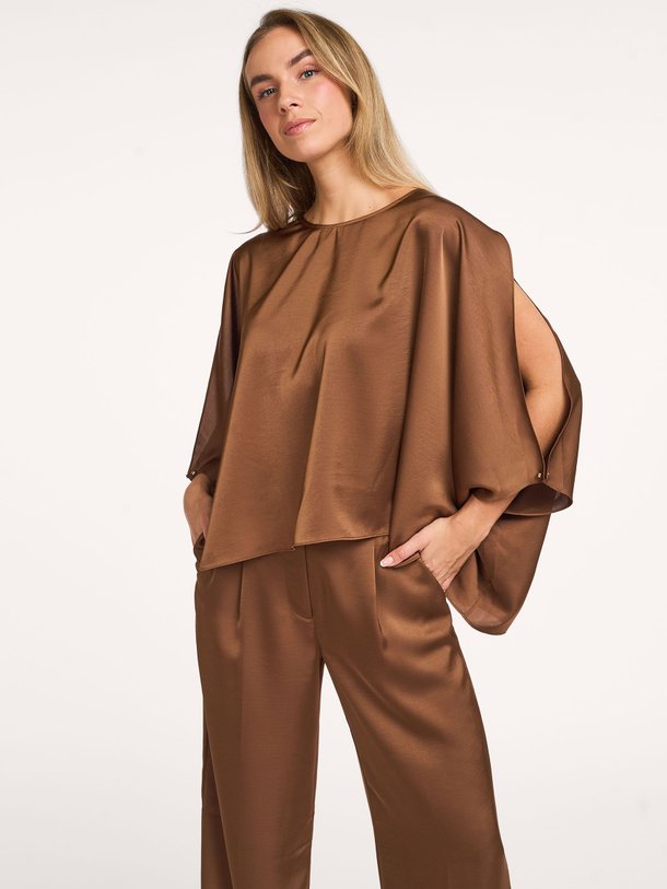 Ontdek de Risette geweven satijnlook top van Dante 6 in de kleur Bruin bij Orangebag. Op werkdagen voor 21:45 besteld, morgen in huis.