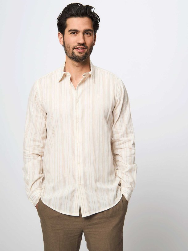 Ontdek de Saliam katoen/linnenmix overhemd met dessin van Samsoe Samsoe in de kleur ecru bij Orangebag. Op werkdagen voor 21:45 besteld, morgen in huis.