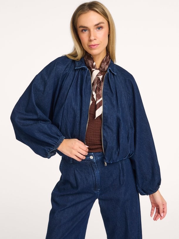 Dante 6 Cassi denim jack - Donkerblauw Ontdek de Cassi denim jack van Dante 6 in de kleur Donkerblauw bij Orangebag. Op werkdagen voor 21:45 besteld, morgen in huis.