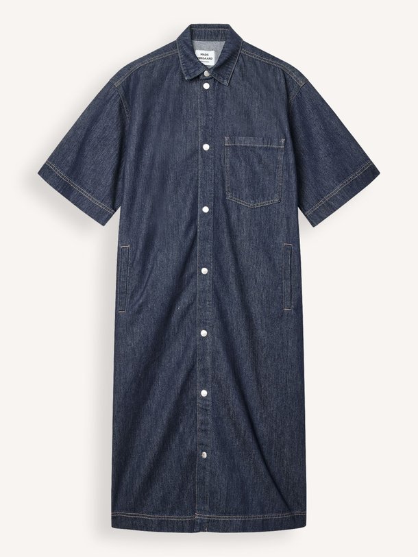 Ontdek de Violet denim doorknoopjurk van Mads Norgaard in de kleur donkerblauw bij Orangebag. Op werkdagen voor 21:45 besteld, morgen in huis.