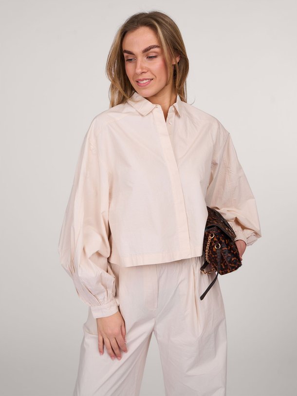 Ontdek de Daisy organic cotton blouse van Alchemist in de kleur beige bij Orangebag. Op werkdagen voor 21:45 besteld, morgen in huis.