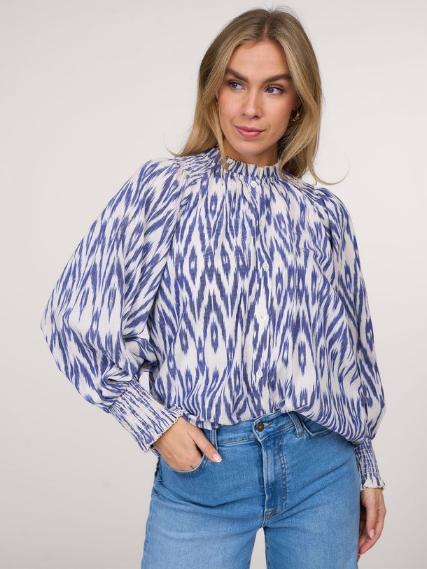 Ontdek de Cassis katoenen blouse met dessin van Bellerose in de kleur blauw bij Orangebag. Op werkdagen voor 21:45 besteld, morgen in huis.