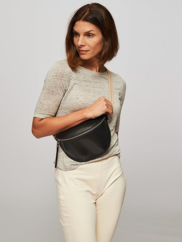 Ontdek de Rosie lederen crossbody tas van Bellerose in de kleur zwart bij Orangebag. Op werkdagen voor 21:45 besteld, morgen in huis.