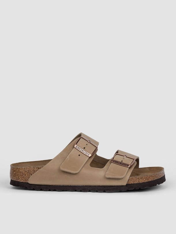 Ontdek de Arizona lederen big buckle slippers van Birkenstock in de kleur zand bij Orangebag. Op werkdagen voor 21:45 besteld, morgen in huis.