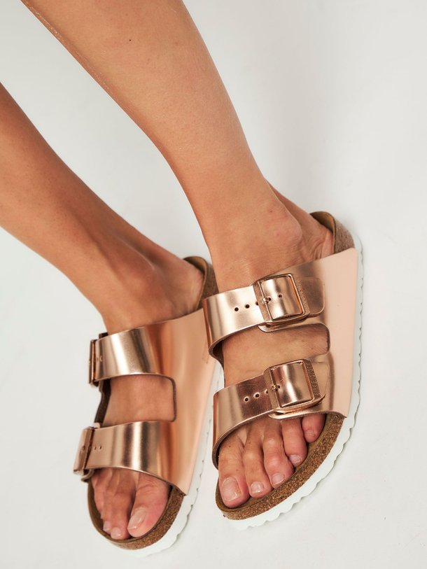 Birkenstock Arizona - Lederen Big Buckle Metallic Slippers - Rosé Ontdek de Arizona lederen big buckle metallic slippers van Birkenstock in de kleur rosé bij Orangebag. Op werkdagen voor 21:45 besteld, morgen in huis.