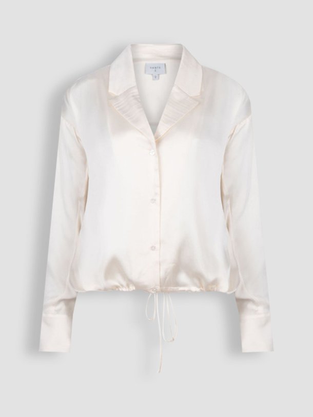 Ontdek de Emery zijdemix blouse van Dante 6 in de kleur crème bij Orangebag. Op werkdagen voor 21:45 besteld, morgen in huis.