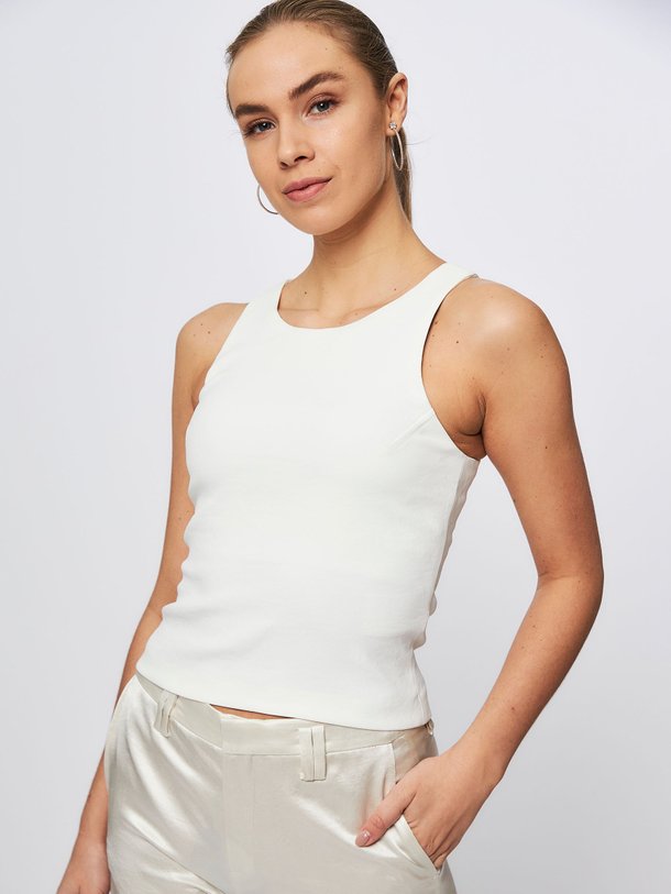 Ontdek de Atura geweven top van Drykorn in de kleur ecru bij Orangebag. Op werkdagen voor 21:45 besteld, morgen in huis.