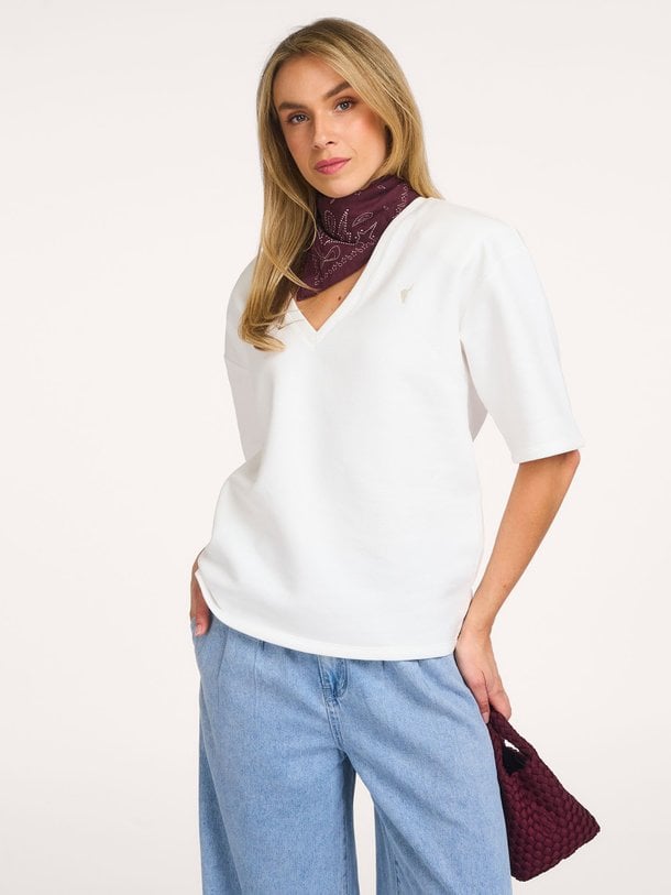 Ontdek de Katoenmix oversized sweater van Alix The Label in de kleur Off-white bij Orangebag. Op werkdagen voor 21:45 besteld, morgen in huis.