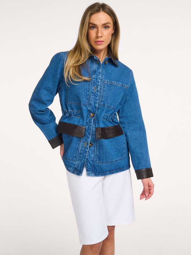 Ontdek de Carlota denim jack van Studio AR in de kleur Blauw bij Orangebag. Op werkdagen voor 21:45 besteld, morgen in huis.