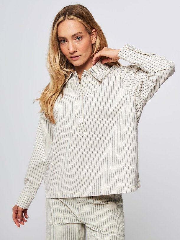 Ontdek de Josua organic cotton top met krijtstreep van Mads Norgaard in de kleur off-white bij Orangebag. Op werkdagen voor 21:45 besteld, morgen in huis.