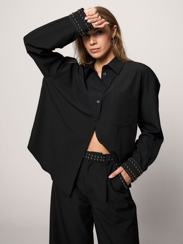 Ontdek de Pheobe viscosemix blouse met applicaties van Gestuz in de kleur zwart bij Orangebag. Op werkdagen voor 21:45 besteld, morgen in huis.