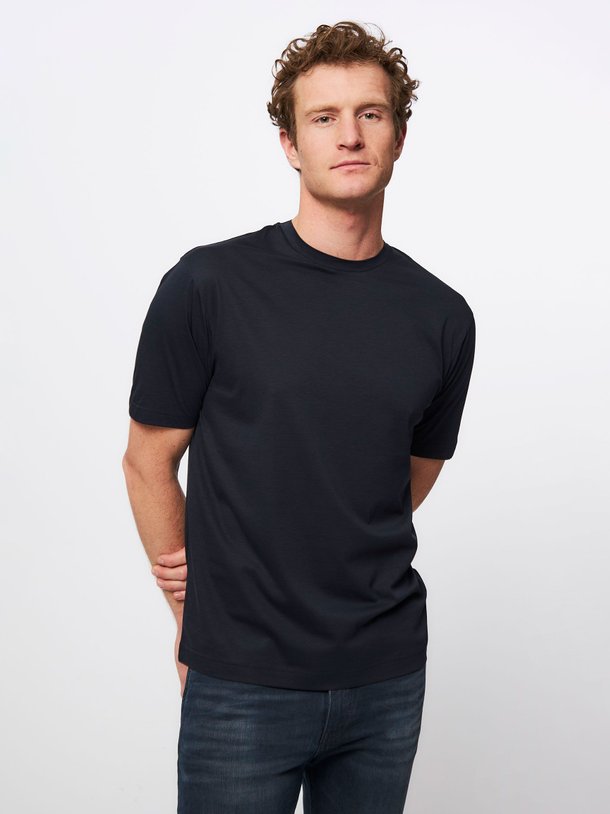 Ontdek de Gilberd katoen/modalmix T-shirt van Drykorn in de kleur donkerblauw bij Orangebag. Op werkdagen voor 21:45 besteld, morgen in huis.