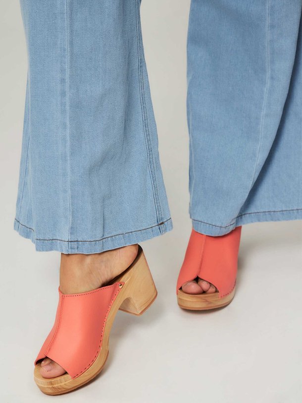 Sabot Youyou Ydol - Lederen Muiltjes - Koraal Ontdek de Ydol lederen muiltjes van Sabot YouYou in de kleur koraal bij Orangebag. Op werkdagen voor 21:45 besteld, morgen in huis.