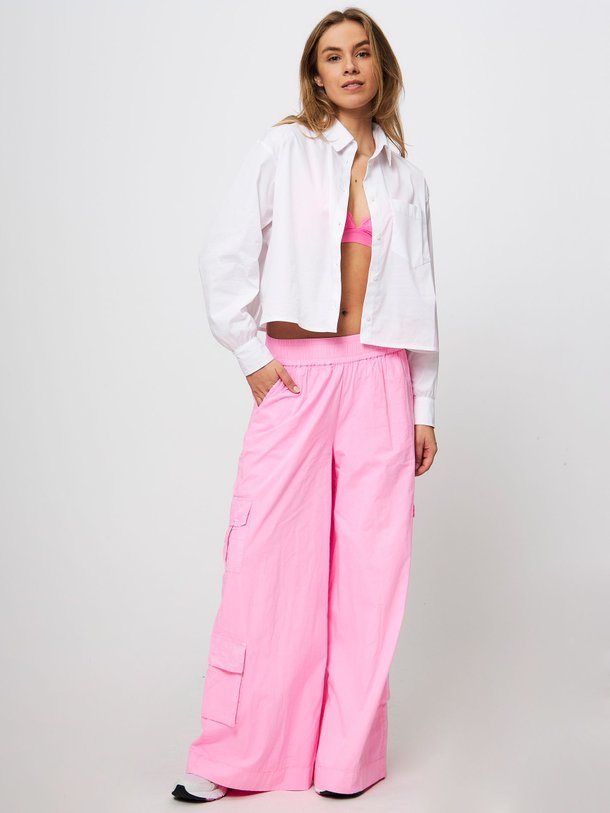 Ontdek de Carlos katoenen neon cargo broek van Sea Me Happy in de kleur roze bij Orangebag. Op werkdagen voor 21:45 besteld, morgen in huis.