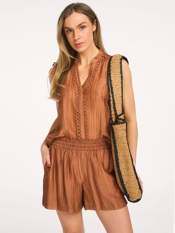 Ontdek de Reggie viscosemix blouse van Co'Couture in de kleur Bruin bij Orangebag. Op werkdagen voor 21:45 besteld, morgen in huis.