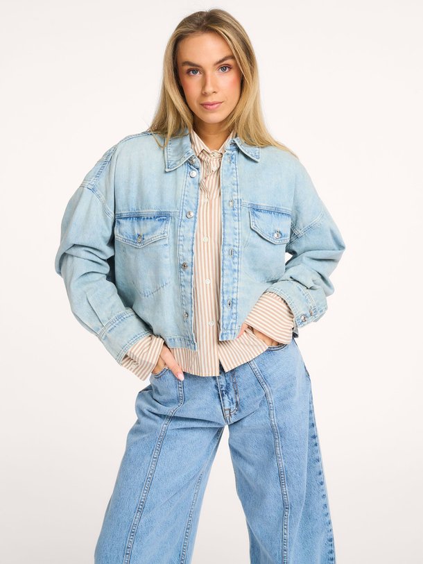 Ontdek de Pery denim overshirt van Bellerose in de kleur Lichtblauw bij Orangebag. Op werkdagen voor 21:45 besteld, morgen in huis.