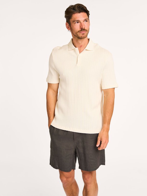 Ontdek de Sakevin organic cotton polo van Samsoe Samsoe in de kleur ecru bij Orangebag. Op werkdagen voor 21:45 besteld, morgen in huis.