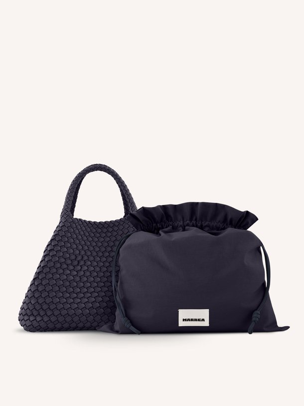 Ontdek de Gevlochten handtas medium van Marrea in de kleur donkerblauw bij Orangebag. Op werkdagen voor 21:45 besteld, morgen in huis.