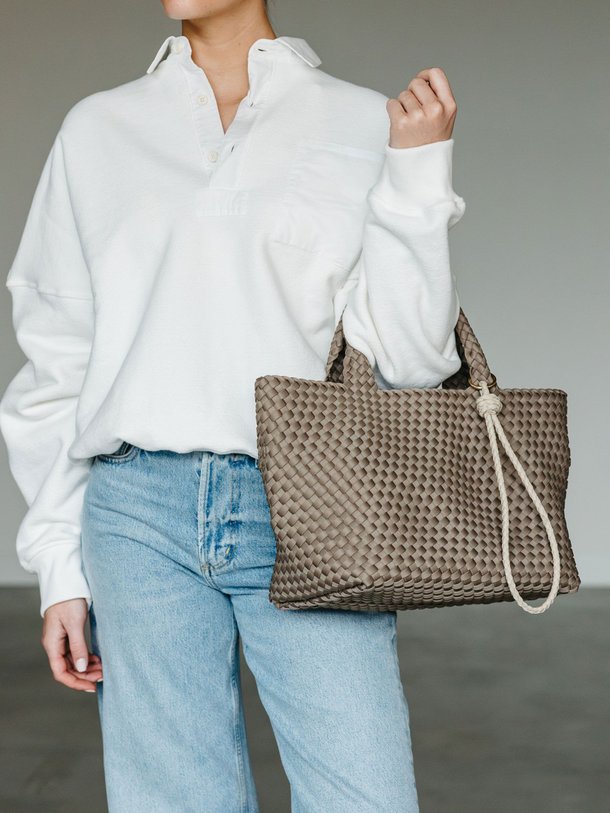 Ontdek de Gevlochten handtas medium van Marrea in de kleur taupe bij Orangebag. Op werkdagen voor 21:45 besteld, morgen in huis.