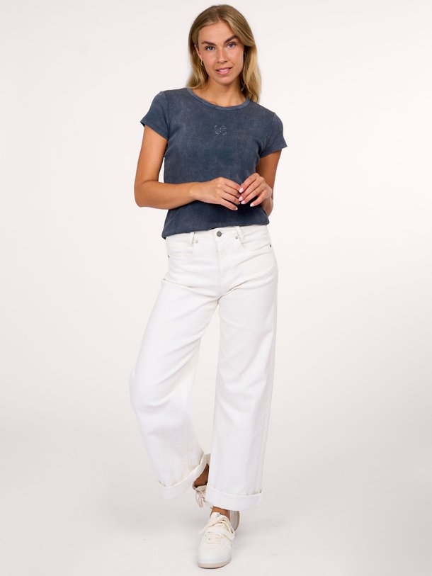 Ontdek de Mandy katoenmix logo rib T-shirt van My Essential Wardrobe in de kleur antraciet bij Orangebag. Op werkdagen voor 21:45 besteld, morgen in huis.