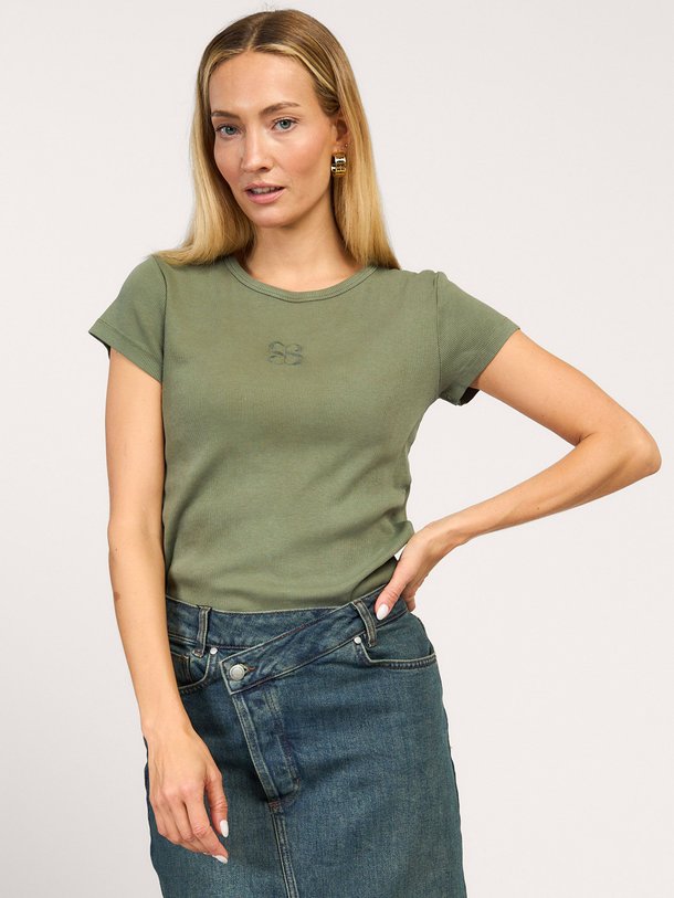 Ontdek de Mandy katoenmix logo rib T-shirt van My Essential Wardrobe in de kleur groen bij Orangebag. Op werkdagen voor 21:45 besteld, morgen in huis.