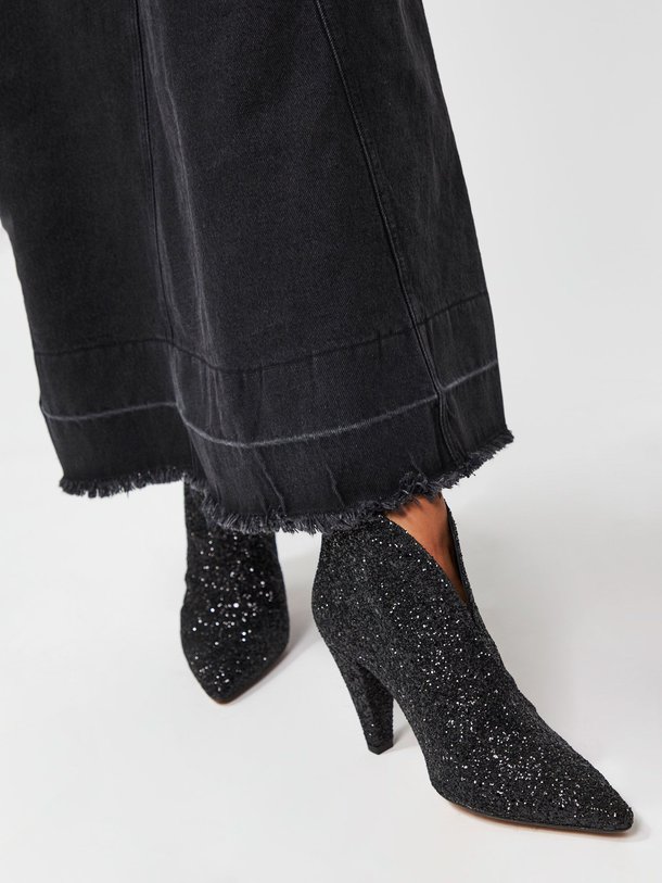 Ontdek de Manhattan lederen glitter enkellaarzen van Silver Grace in de kleur zwart bij Orangebag. Op werkdagen voor 21:45 besteld, morgen in huis.