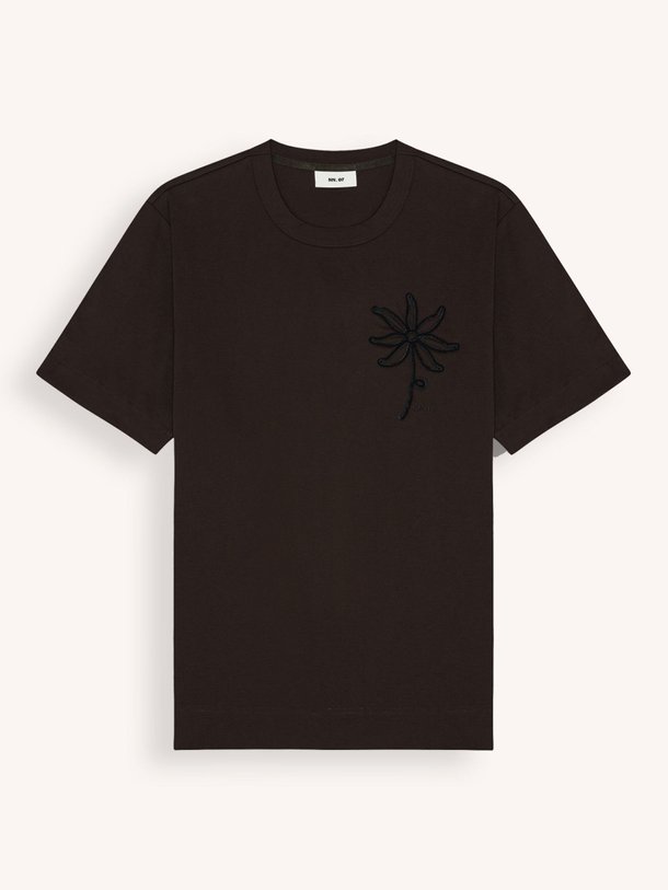 Ontdek de Pedro organic cotton T-shirt van NN.07 in de kleur Donkerbruin bij Orangebag. Op werkdagen voor 21:45 besteld, morgen in huis.