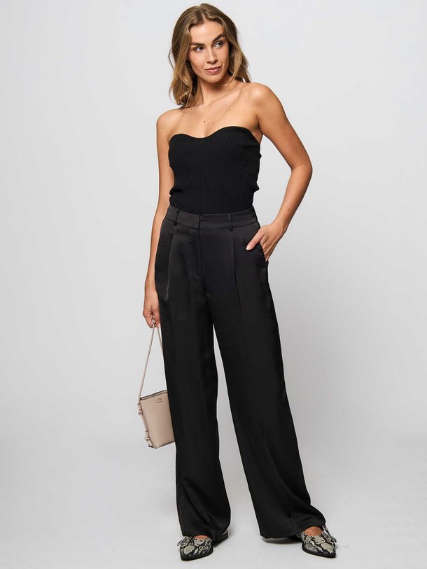 Ontdek de Jules geweven pantalon van Dante 6 in de kleur zwart bij Orangebag. Op werkdagen voor 21:45 besteld, morgen in huis.