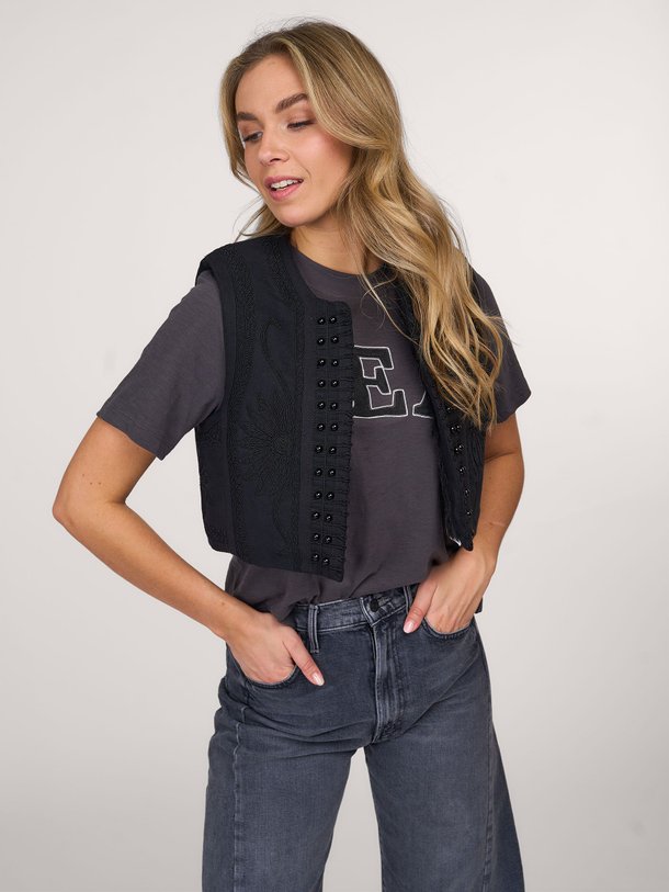 Ontdek de Ambrose katoenen gilet met borduursel van Sea New York in de kleur zwart bij Orangebag. Op werkdagen voor 21:45 besteld, morgen in huis.