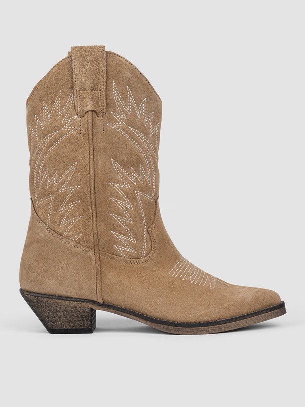 Ontdek de Frances lederen lage western boots van Ivylee Copenhagen in de kleur camel bij Orangebag. Op werkdagen voor 21:45 besteld, morgen in huis.