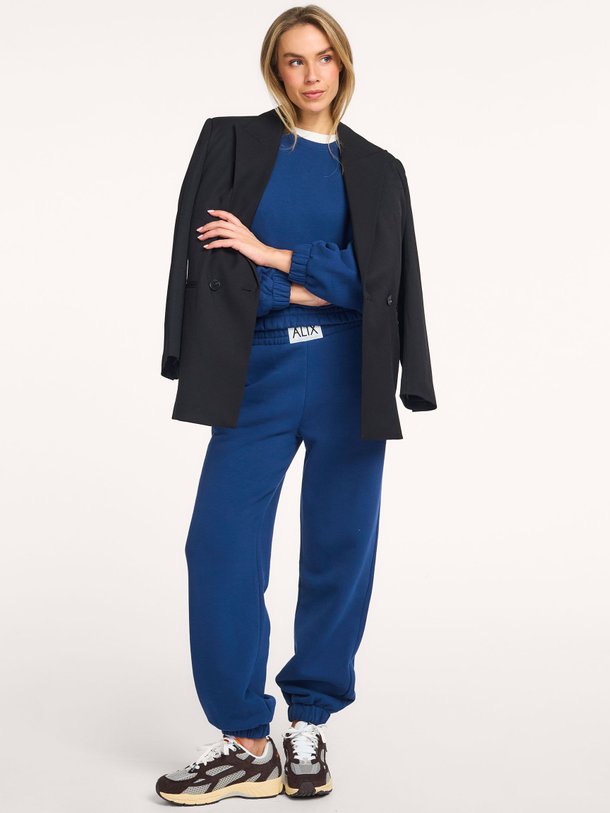 Ontdek de Katoenmix cropped logo sweater van Alix The Label in de kleur Donkerblauw bij Orangebag. Op werkdagen voor 21:45 besteld, morgen in huis.