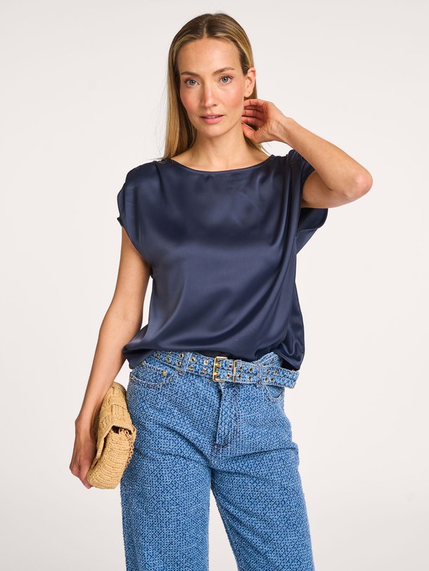 Ontdek de Myla geweven top van Modstrom in de kleur donkerblauw bij Orangebag. Op werkdagen voor 21:45 besteld, morgen in huis.