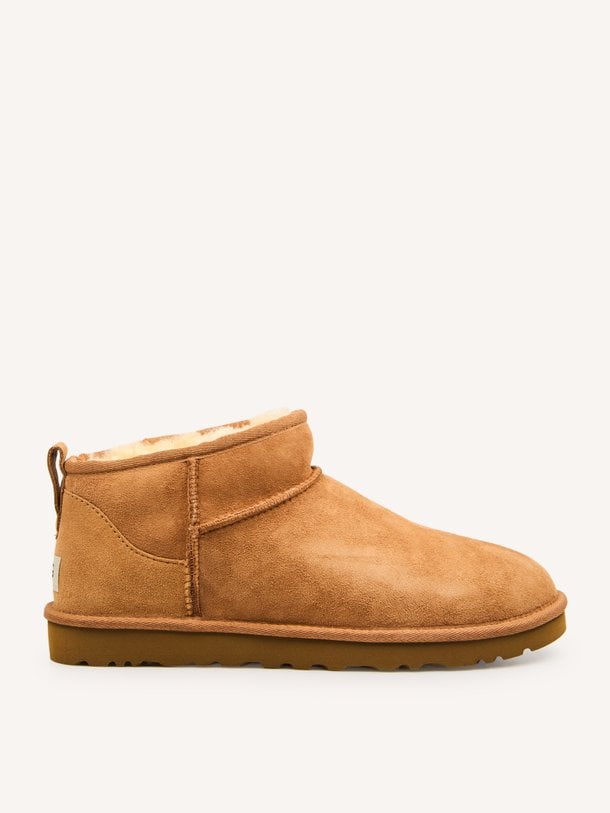 Ugg Classic Ultra Mini Enkellaarzen - Cognac Ontdek de Classic ultra mini enkellaarzen van Ugg in de kleur cognac bij Orangebag. Op werkdagen voor 21:45 besteld, morgen in huis.