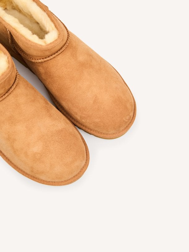 Ugg Classic Ultra Mini Enkellaarzen - Cognac Ontdek de Classic ultra mini enkellaarzen van Ugg in de kleur cognac bij Orangebag. Op werkdagen voor 21:45 besteld, morgen in huis.