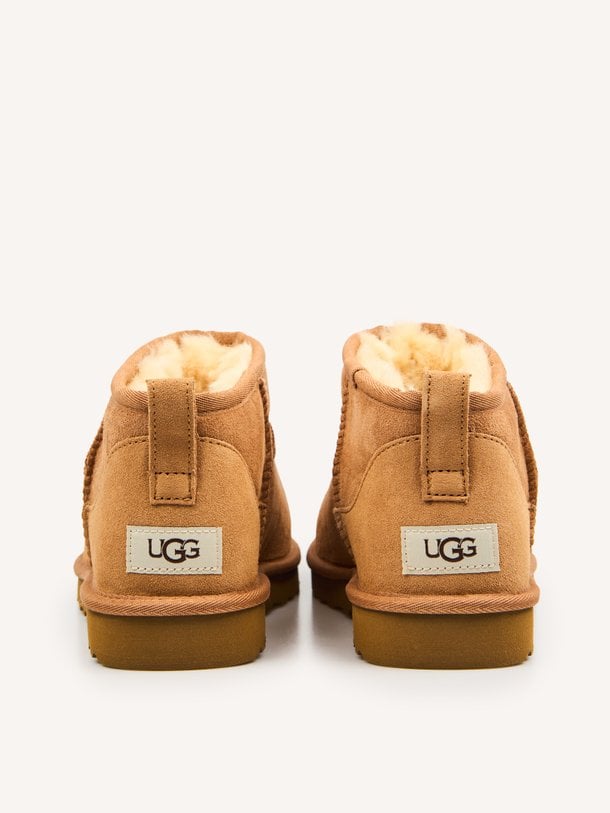 Ugg Classic Ultra Mini Enkellaarzen - Cognac Ontdek de Classic ultra mini enkellaarzen van Ugg in de kleur cognac bij Orangebag. Op werkdagen voor 21:45 besteld, morgen in huis.