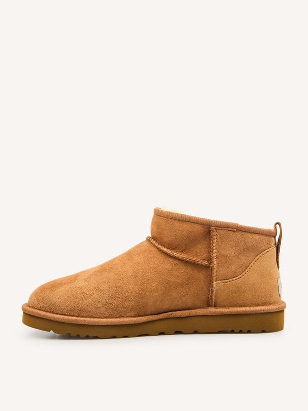 Ugg Classic Ultra Mini Enkellaarzen - Cognac Ontdek de Classic ultra mini enkellaarzen van Ugg in de kleur cognac bij Orangebag. Op werkdagen voor 21:45 besteld, morgen in huis.