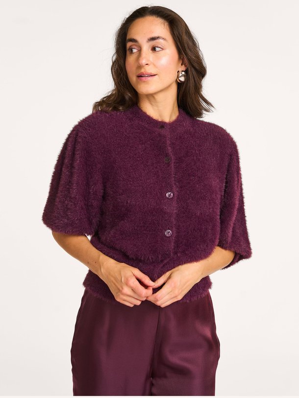 Ontdek de Meganne fijngebreid vest van Dante 6 in de kleur Bordeauxrood bij Orangebag. Op werkdagen voor 21:45 besteld, morgen in huis.