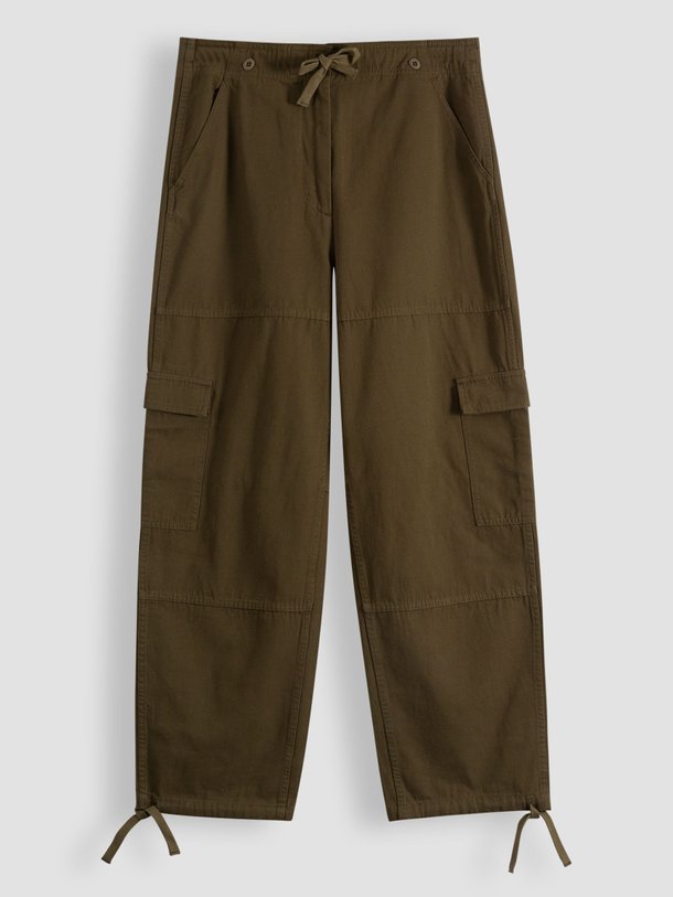 Ontdek de Botan katoenen cargo broek van Denham in de kleur army bij Orangebag. Op werkdagen voor 21:45 besteld, morgen in huis.