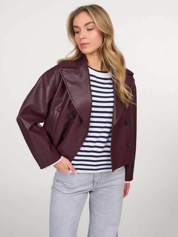 Ontdek de Carlin leatherlook jack van Vanessa Bruno in de kleur bordeauxrood bij Orangebag. Op werkdagen voor 21:45 besteld, morgen in huis.