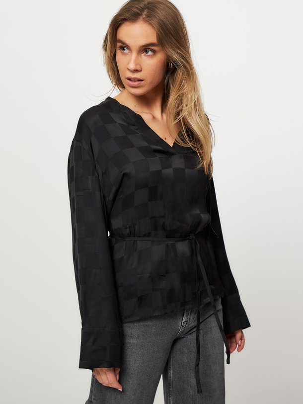 Ontdek de Helena viscosemix top met dessin van Samsoe Samsoe in de kleur zwart bij Orangebag. Op werkdagen voor 21:45 besteld, morgen in huis.