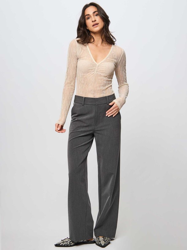 Ontdek de Joelle viscosemix pantalon met krijtstreep van Gestuz in de kleur grijs bij Orangebag. Op werkdagen voor 21:45 besteld, morgen in huis.