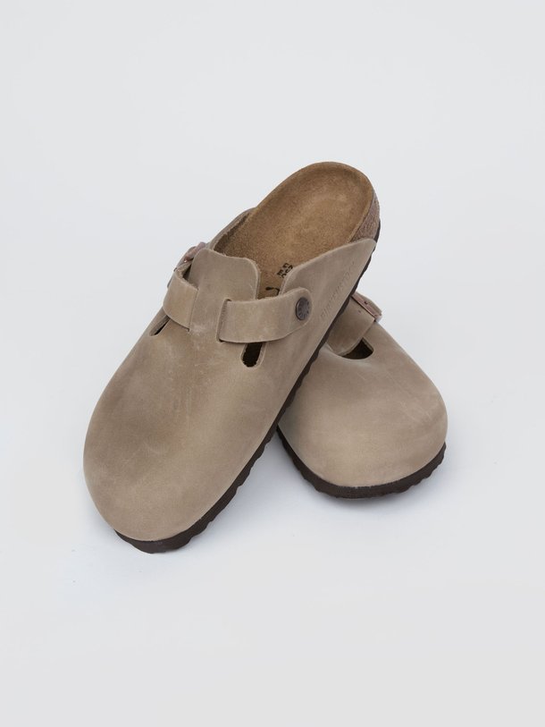 Birkenstock Boston - Lederen Instappers - Zand Ontdek de Boston lederen instappers van Birkenstock in de kleur zand bij Orangebag. Op werkdagen voor 21:45 besteld, morgen in huis.