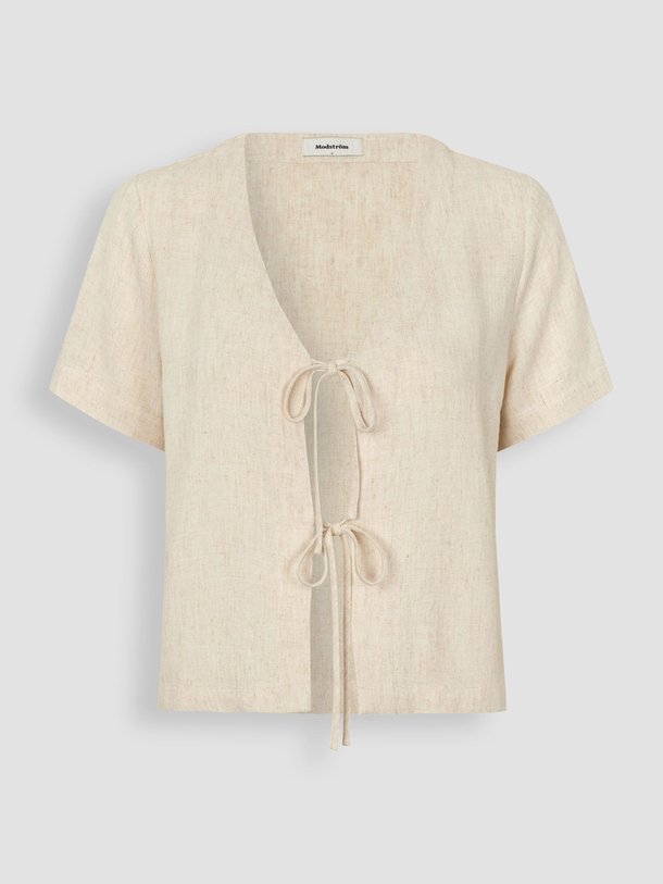 Ontdek de Irfan viscose/linnenmix gemêleerde top van Modstrom in de kleur zand bij Orangebag. Op werkdagen voor 21:45 besteld, morgen in huis.