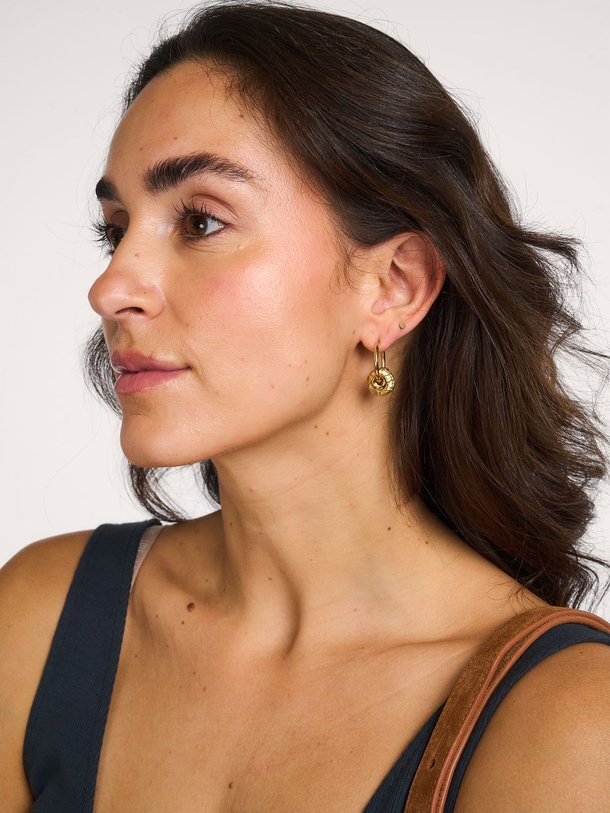 Ontdek de Leelo vergulde oorbellen van Sessun in de kleur Goudkleur bij Orangebag. Op werkdagen voor 21:45 besteld, morgen in huis.