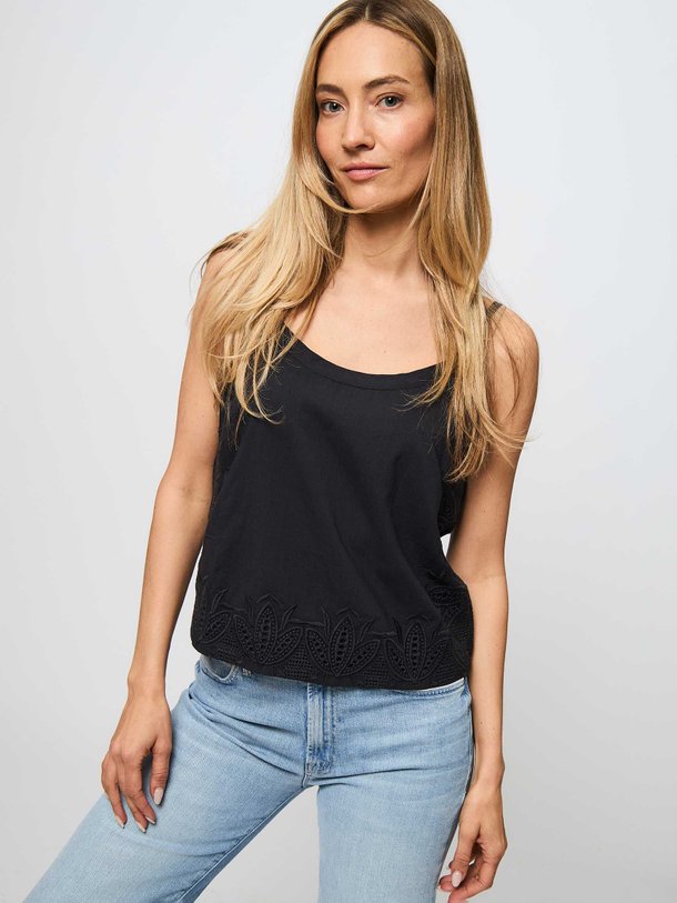 Ontdek de Sabeau katoenen top met opengewerkte broderie van Ruby Tuesday in de kleur antraciet bij Orangebag. Op werkdagen voor 21:45 besteld, morgen in huis.